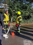 Schlauchtrupp führt Schlauchsicherung aus